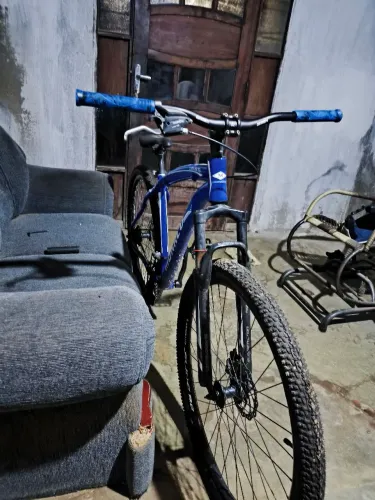 Vendo bike aro 29 quadro de alumínio Mônaco par de peneo zero Pirelli guidão novo cuida