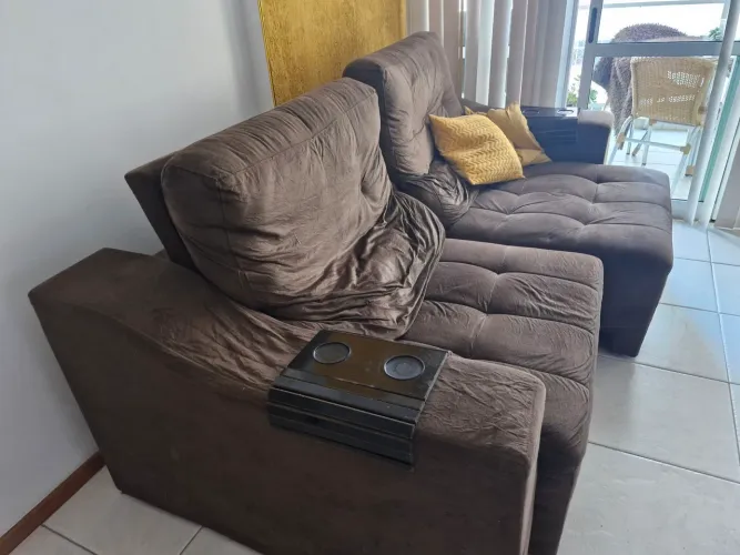 Sofá 2 lugares Retrátil e Reclinável- Suede marrom- usado.