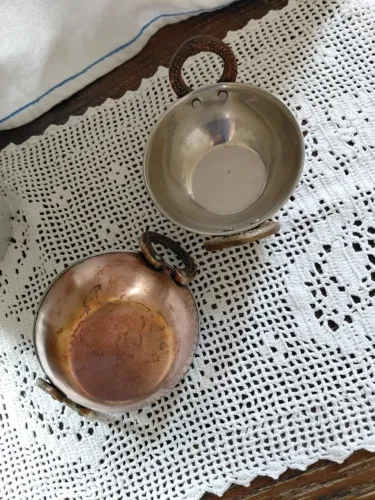 Panelinhas para servir, em aço inox com exterior em cobre e alças em latão. 
