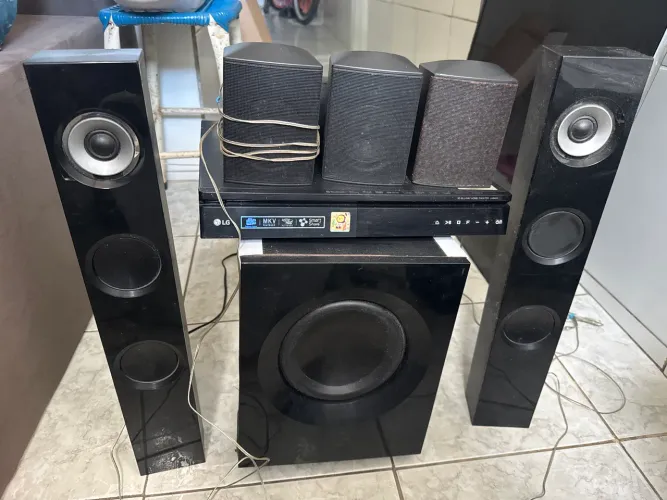 Home Theater 3D 1000 watts de potência com defeito 