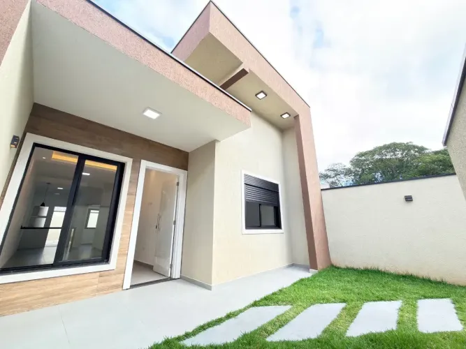Casa com Piscina à Venda no Balneário Eliana em Guaratuba | 3 Quartos, Suíte e 3 Vagas