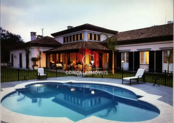 Magnifica residência Stilo Colonial, alto padrão, projeto de Rosana Collet com 900m2 com 4