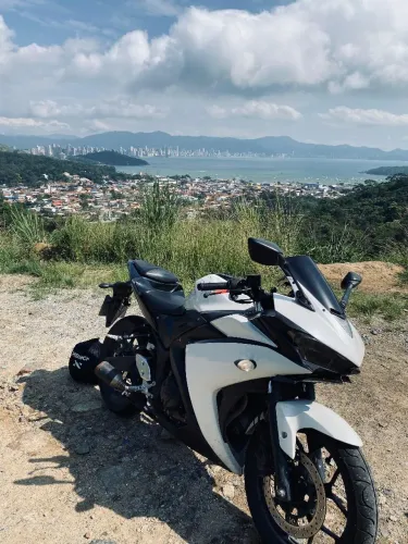 Vendo moto r3 2018. 20 mil