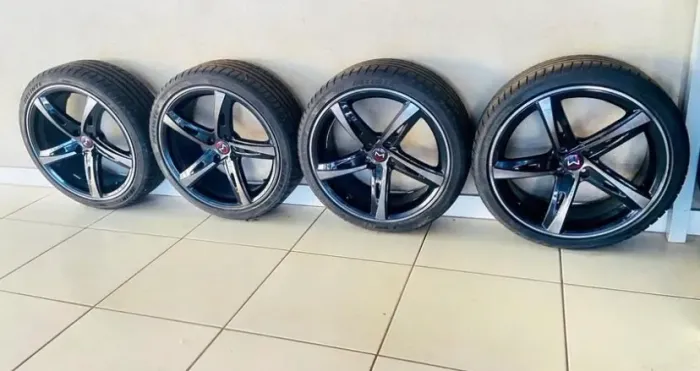 JOGO DE RODAS Aro18 / 4x100 + Pneu DELINTE 205/45 85% VIDA ÚTIL RESTANTE.