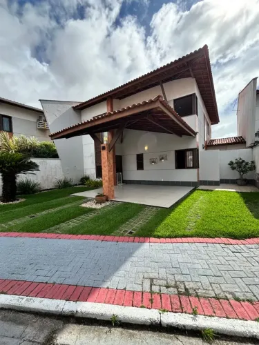Cond. Jardim Atlântico | Casa Duplex c/ 3 Suítes e Quintal Privativo