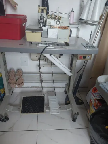 Vendo máquina overlok 5 fios valor 1800,