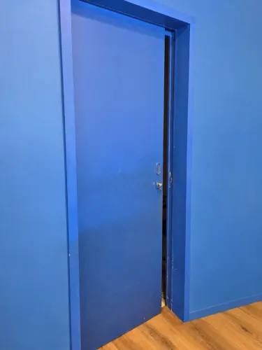 Porta de correr de madeira com trilho