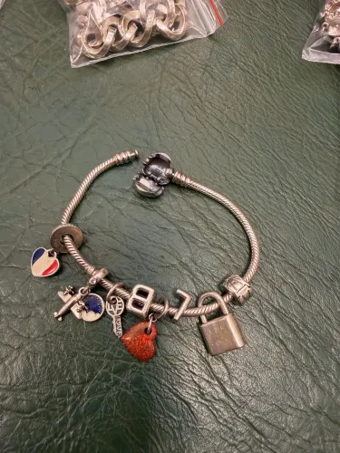 Pulseira Pandora 7 pingentes