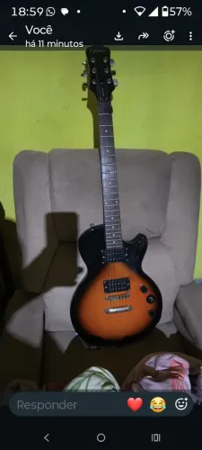 Vendo baixo e guitarra
