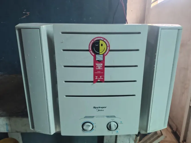 Vendo esse ar condicionado de 7500 gelando perfeitamente faço entrega com taxa