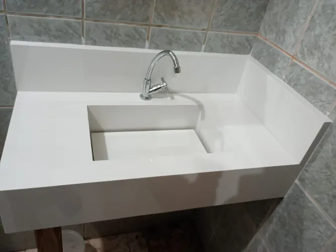 Bancada de banheiro escupida