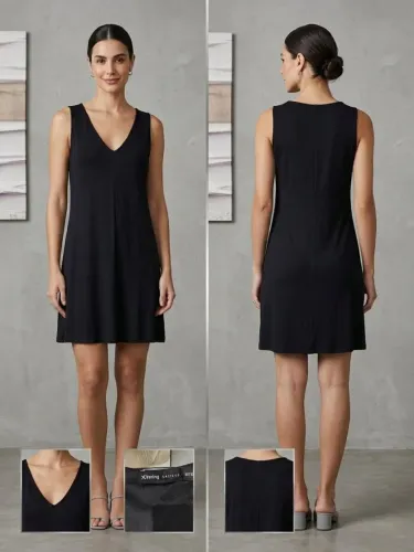 Vestido básico preto curto e liso com forro