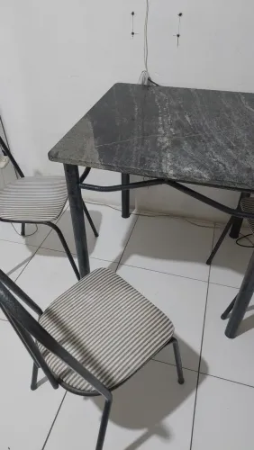 Mesa de ferro , com quatro cadeiras , tampão de granito . 