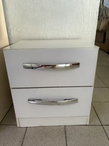 Mesa de cabeceira usada