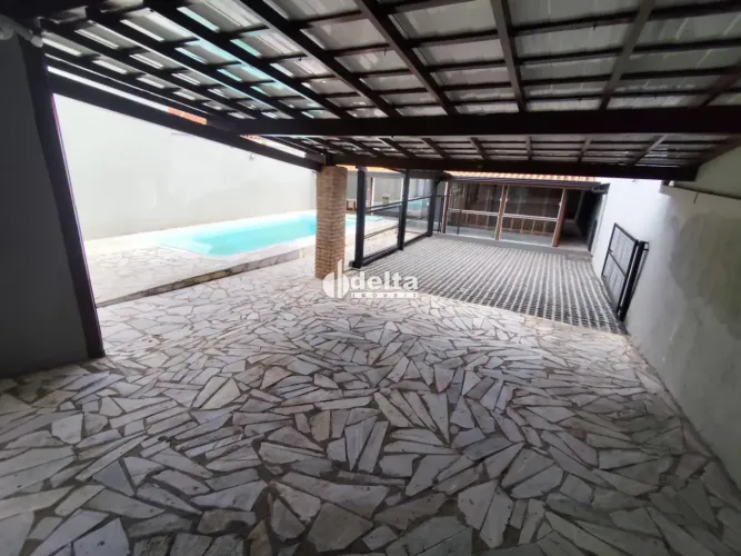 Casa residencial com 3 quartos sendo 2 suítes disponível para locação e venda no bairro Li