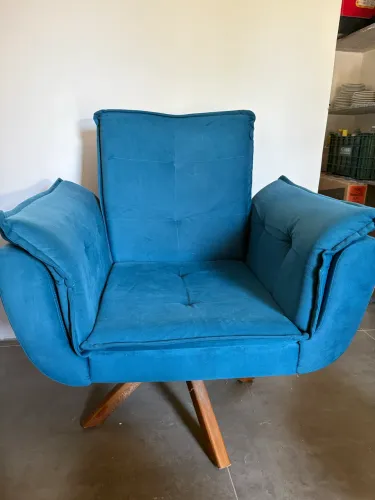 poltrona pé palito giratória, tecido tipo veludo/suede azul petróleos.