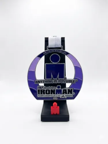 PORTA MEDALHA DE MESA - IRONMAN