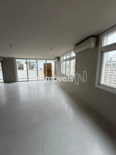 Apartamento reformado com varanda gourmet e vista aberta no coração dos Jardins