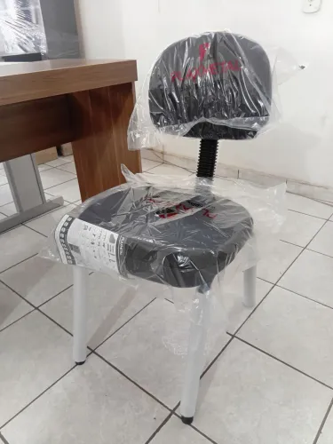 Cadeira estofada preta