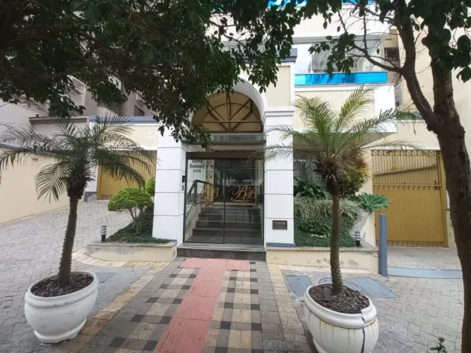 Apartamento Mobiliado com 3 quartos para Alugar no Centro de Florianópolis.