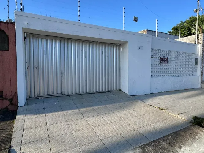 Sobrado para aluguel possui 197 metros quadrados com 4 quartos em Antares - Maceió - AL