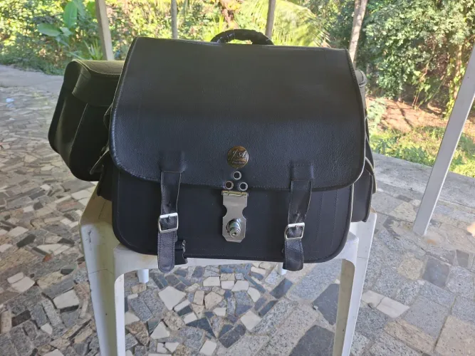 Vendo conjunto Alforges em couro para moto.
