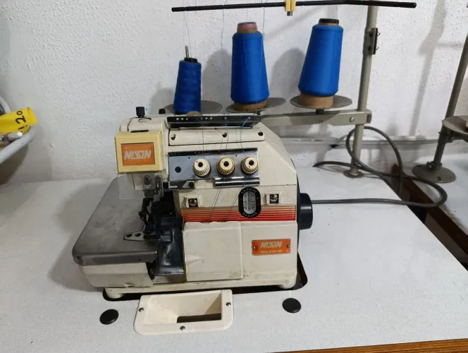 Máquina de costura profissional 
