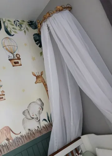 Dossel dourado tema safari com voal branco com detalhes em renda
