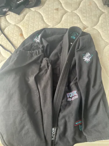 Lote de peças com Kimono, rashguards e shorts de Jiu-jítsu