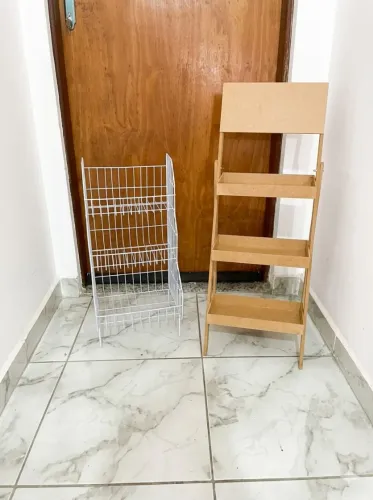 Kit expositor de balcão. Cesto aramado triplo mais expositor de mdf.