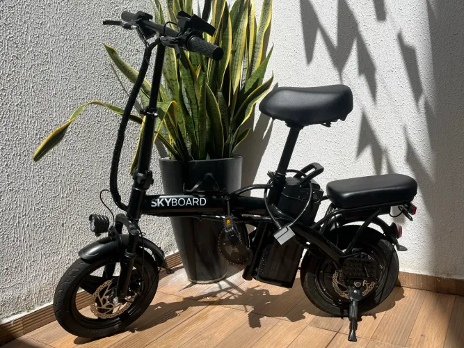 Bicicleta elétrica em estado de nova 