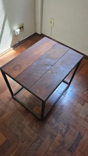 Mesa lateral 45x65cm tampo de madeira maciça IPE e estrutura de metal