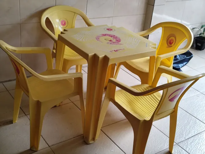 Mesa de plástico com 4 cadeiras(acompanha 1 cadeira extra) <br>Valor R$ 150