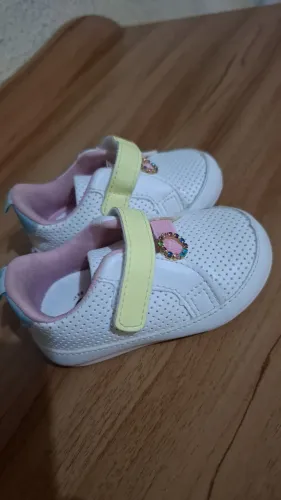 Sapatinho de bebê novo