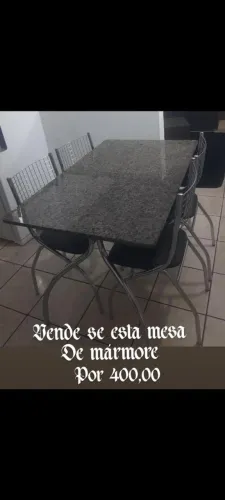 Mesa de mármore com 4 cadeiras