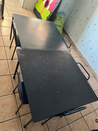 Mesa escolar de ferro com cadeiras