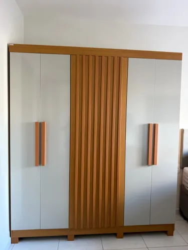 Guarda-roupa de casal Cairo, da Rufato, em 100% MDF, na cor Naturale/Off White.