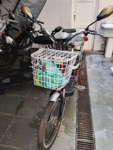 Vendo bike elétrica da Lev aro 22 completa com retrovisor e cestinha pneus novos 3800"$