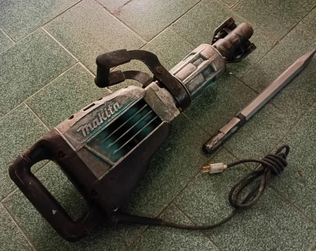 Martelete demolidor Makita 1307CB acompanha 1 ponteira