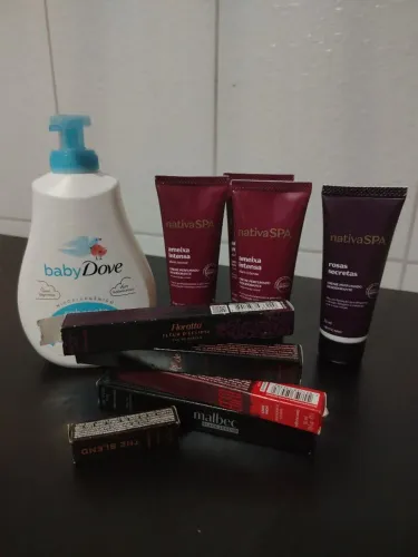 Kit com 4 cremes, 4 perfumes de bolso, 1 sabonete hidratante, 1 desodorante rolon