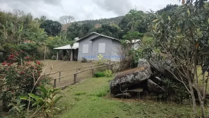 Lindo sítio à venda, com duas casas, 18 mil m², piscina, árvores frutíferas, energia solar