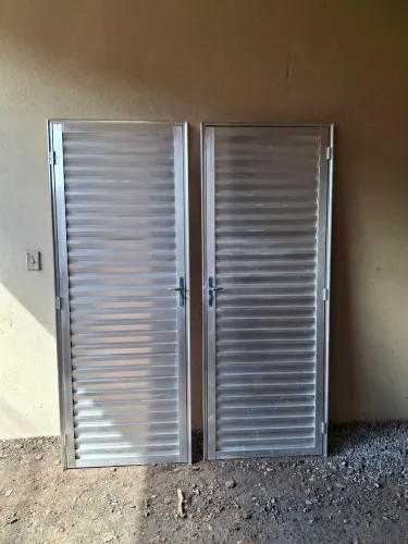 Porta de alumínio 2.10x0.80 esquerda e direita 