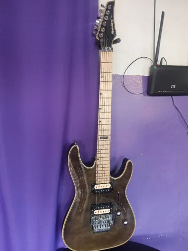 Guitarra strinberg com ponte original da floyd rose e caps fleor
