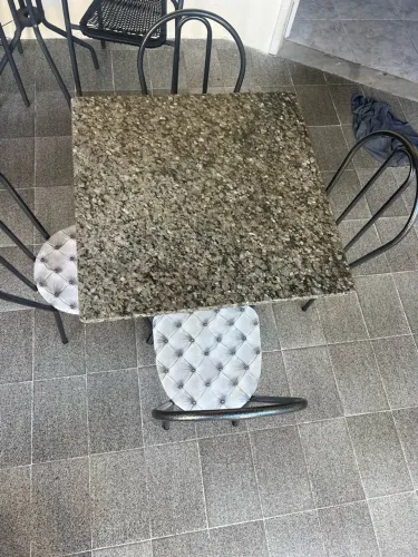 Mesa de mármore pequena com 4 cadeiras