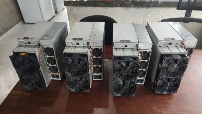 Mineradora de Bitcoin de 104th S19J PRO.