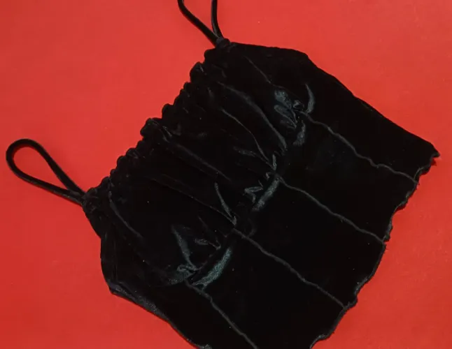 Cropped Preto Veludo Gótico