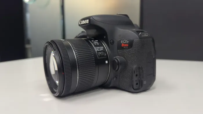 Câmera Canon T7i com bolsa e bateria extra
