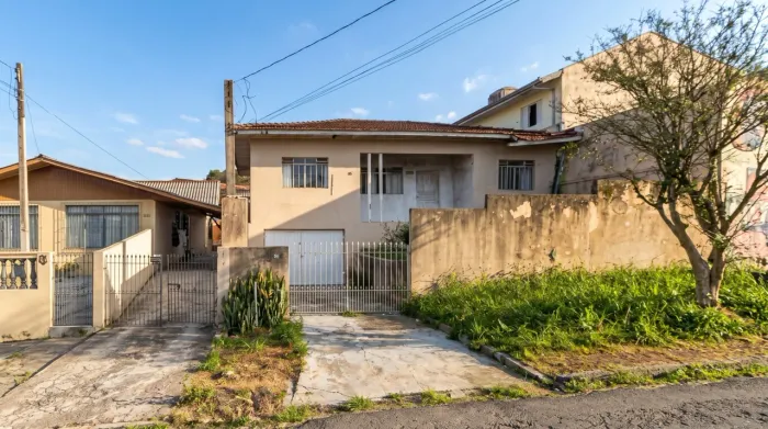 Terreno 324m² no Pilarzinho com Casa Ampla para Reforma ou Novo Projeto