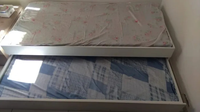 Cama solteiro, mais auxiliar e 2 colchões