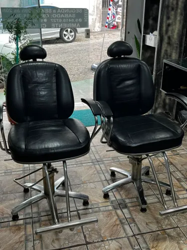 2 cadeiras de cortar cabelo